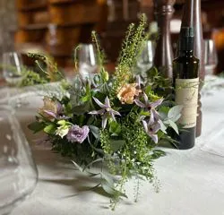 Tavolo allestito con fiori Floricoltura Santa Sofia 7