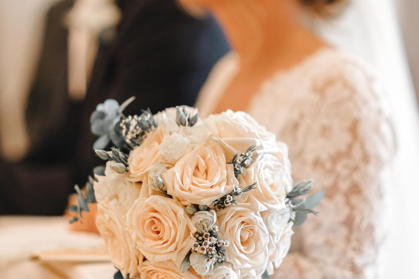 Bouquet da sposa per un matrimonio realizzato da Floricoltura Santa Sofia