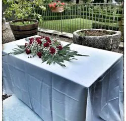 Allestimento matrimonio con rose rosse realizzato da Floricoltura Santa Sofia