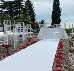 Allestimento matrimonio con rose rosse realizzato da Floricoltura Santa Sofia 2