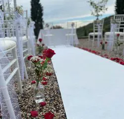 Allestimento matrimonio con rose rosse realizzato da Floricoltura Santa Sofia 3