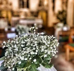 Chiesa allestita per un matrimonio da Floricoltura Santa Sofia 2