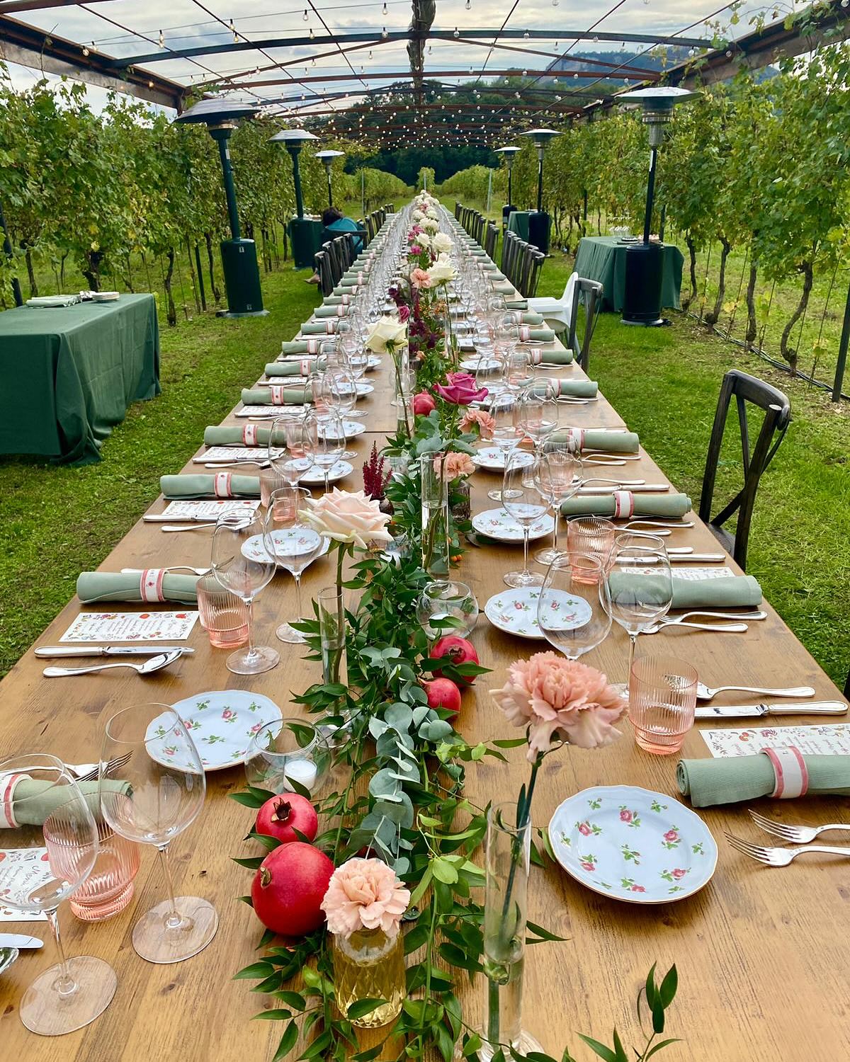 Tavolo allestito con fiori Floricoltura Santa Sofia 