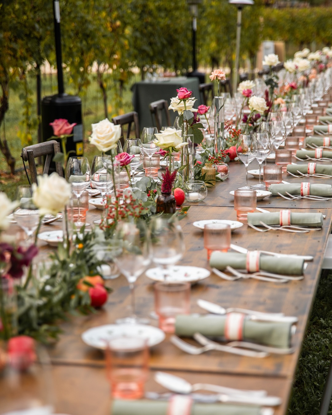 Tavolo allestito con fiori Floricoltura Santa Sofia 3
